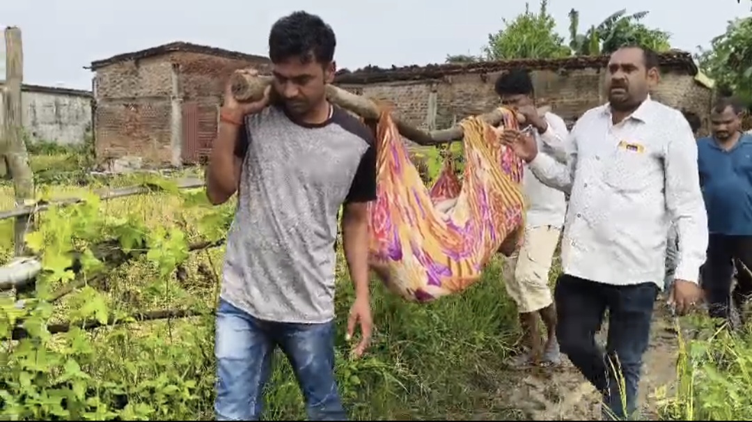 आजादी के 79वर्ष हो जाने बाद भी सड़क न होने एक महिला कि मौत…बुढ़वा धरी नं.2 की दर्दनाक हकीकत, विकास के दावों के बीच सड़क न होने से हुई मौत