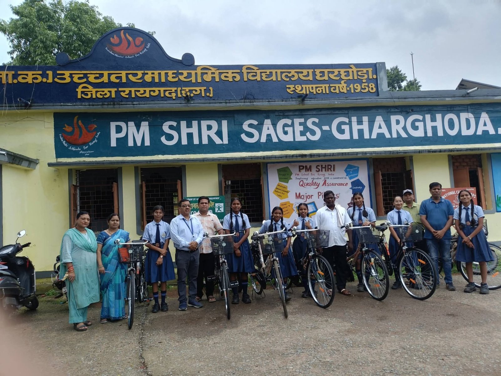 अब आसान होगी स्कूल की राह! घरघोड़ा में सरस्वती साइकिल योजना के तहत छात्राओं को मिली साइकिल